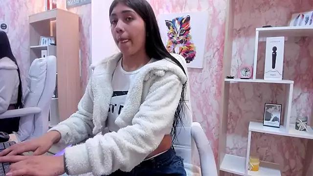Discover our girls online shows and discover the company of countless livestreamers, with stunning shapes, sex toys and more.