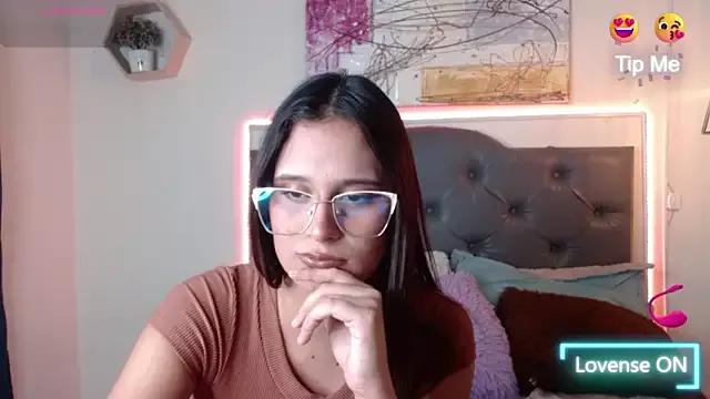 Discover our girls online shows and discover the company of countless livestreamers, with stunning shapes, sex toys and more.