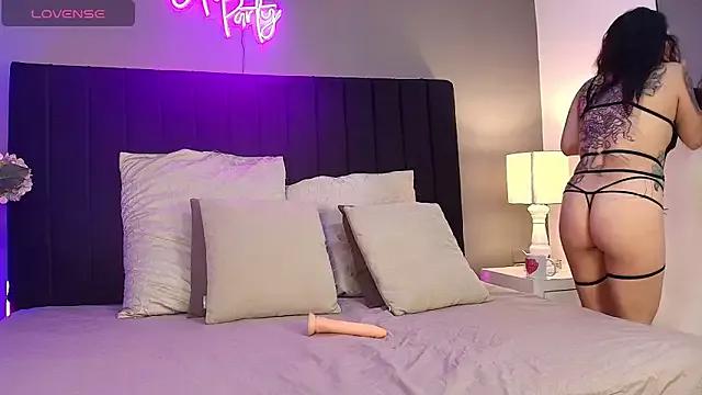 Discover our girls online shows and discover the company of countless livestreamers, with stunning shapes, sex toys and more.