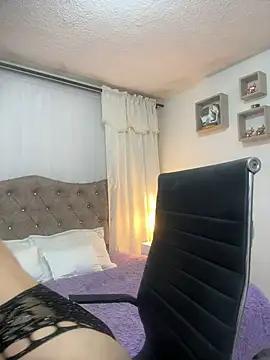Discover our girls online shows and discover the company of countless livestreamers, with stunning shapes, sex toys and more.