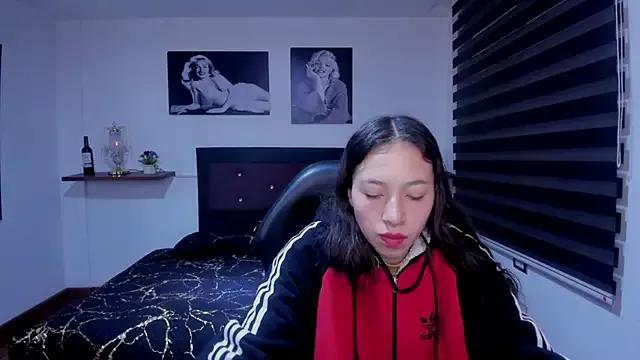 Discover our girls online shows and discover the company of countless livestreamers, with stunning shapes, sex toys and more.