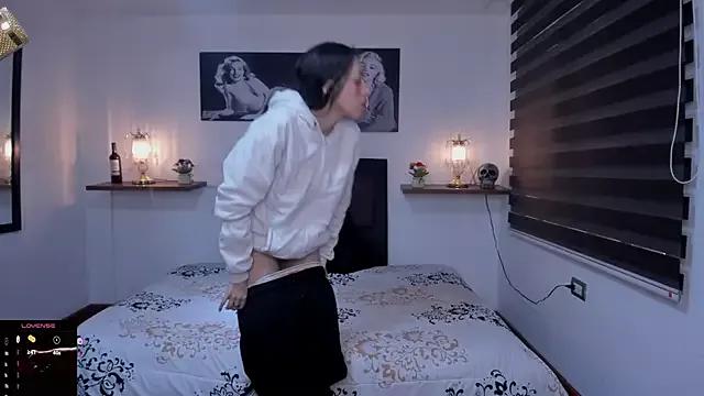 Discover our girls online shows and discover the company of countless livestreamers, with stunning shapes, sex toys and more.