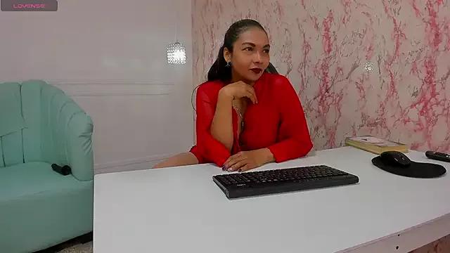Discover our girls online shows and discover the company of countless livestreamers, with stunning shapes, sex toys and more.