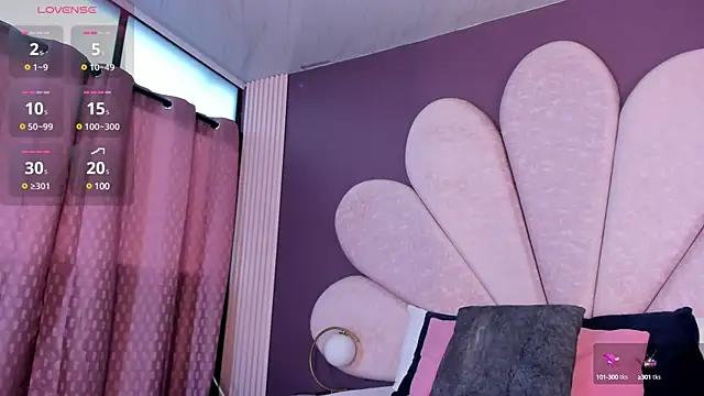 Discover our girls online shows and discover the company of countless livestreamers, with stunning shapes, sex toys and more.