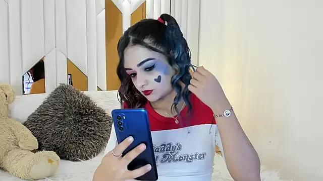 Discover our girls online shows and discover the company of countless livestreamers, with stunning shapes, sex toys and more.