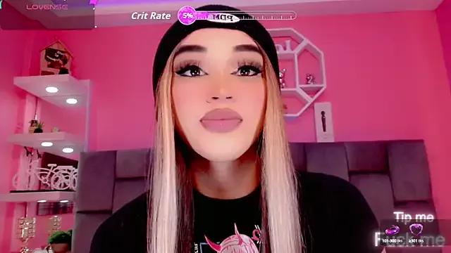 Discover our girls online shows and discover the company of countless livestreamers, with stunning shapes, sex toys and more.