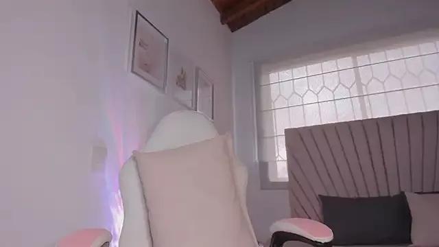 Discover our girls online shows and discover the company of countless livestreamers, with stunning shapes, sex toys and more.
