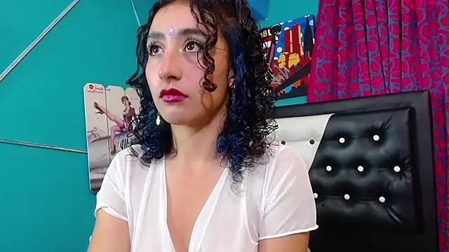 Discover our girls online shows and discover the company of countless livestreamers, with stunning shapes, sex toys and more.