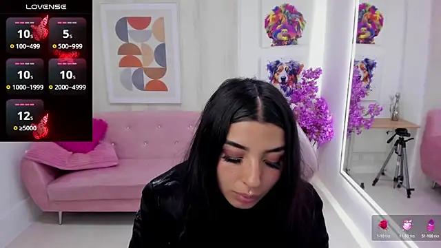 Discover our girls online shows and discover the company of countless livestreamers, with stunning shapes, sex toys and more.