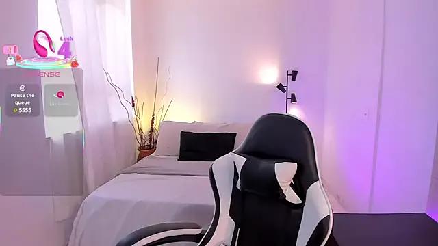 Discover our girls online shows and discover the company of countless livestreamers, with stunning shapes, sex toys and more.