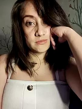 Discover our girls online shows and discover the company of countless livestreamers, with stunning shapes, sex toys and more.