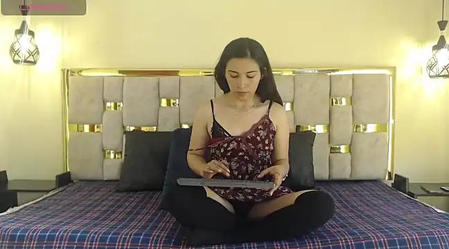Discover our girls online shows and discover the company of countless livestreamers, with stunning shapes, sex toys and more.