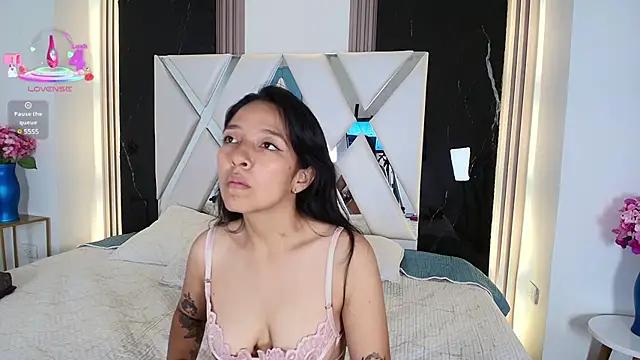 Discover our girls online shows and discover the company of countless livestreamers, with stunning shapes, sex toys and more.