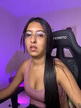 Discover our girls online shows and discover the company of countless livestreamers, with stunning shapes, sex toys and more.