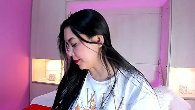 Discover our girls online shows and discover the company of countless livestreamers, with stunning shapes, sex toys and more.