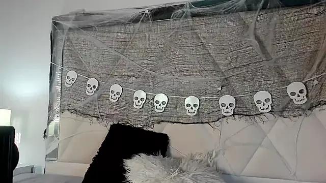 Discover our girls online shows and discover the company of countless livestreamers, with stunning shapes, sex toys and more.