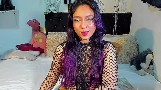 Discover our girls online shows and discover the company of countless livestreamers, with stunning shapes, sex toys and more.