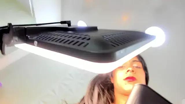 Discover our girls online shows and discover the company of countless livestreamers, with stunning shapes, sex toys and more.
