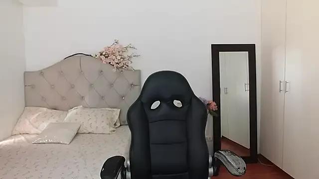 Discover our girls online shows and discover the company of countless livestreamers, with stunning shapes, sex toys and more.