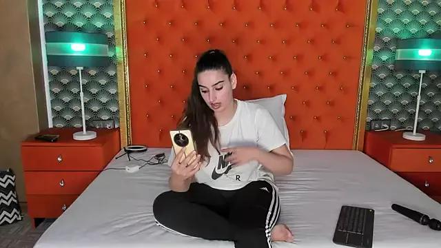 Discover our girls online shows and discover the company of countless livestreamers, with stunning shapes, sex toys and more.