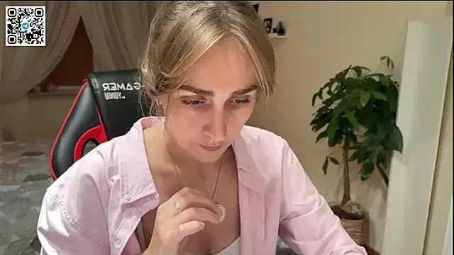Discover our girls online shows and discover the company of countless livestreamers, with stunning shapes, sex toys and more.