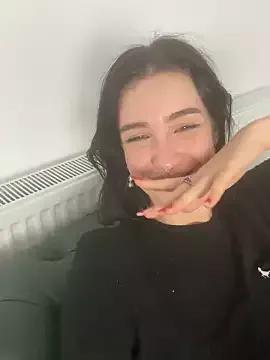 Discover our girls online shows and discover the company of countless livestreamers, with stunning shapes, sex toys and more.