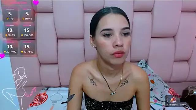 Discover our girls online shows and discover the company of countless livestreamers, with stunning shapes, sex toys and more.