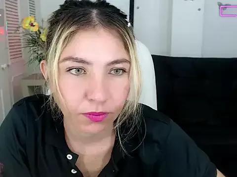 Discover our girls online shows and discover the company of countless livestreamers, with stunning shapes, sex toys and more.