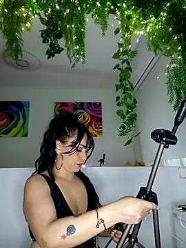 Discover our girls online shows and discover the company of countless livestreamers, with stunning shapes, sex toys and more.