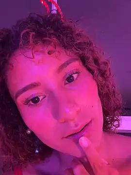 Discover our girls online shows and discover the company of countless livestreamers, with stunning shapes, sex toys and more.