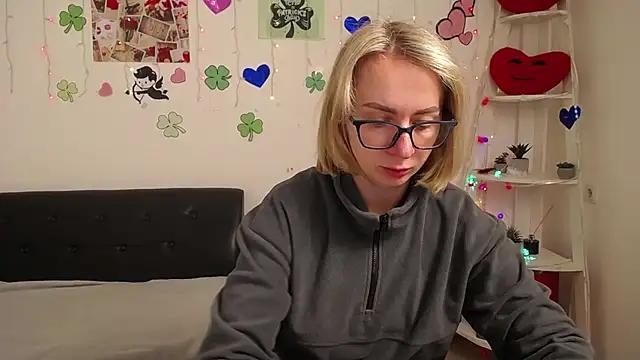 Discover our girls online shows and discover the company of countless livestreamers, with stunning shapes, sex toys and more.