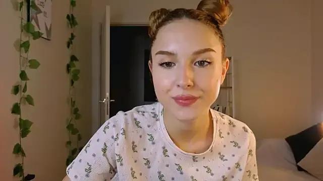Discover our girls online shows and discover the company of countless livestreamers, with stunning shapes, sex toys and more.