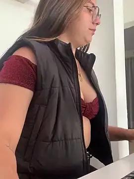 Discover our girls online shows and discover the company of countless livestreamers, with stunning shapes, sex toys and more.