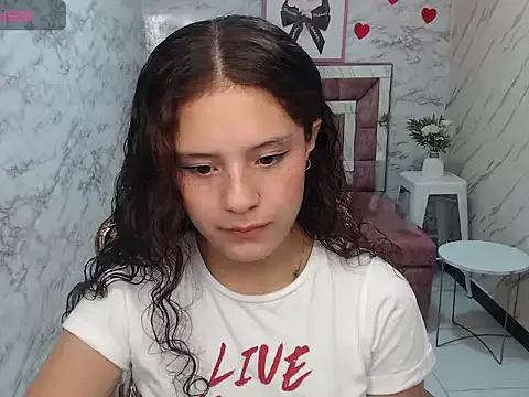 Discover our girls online shows and discover the company of countless livestreamers, with stunning shapes, sex toys and more.