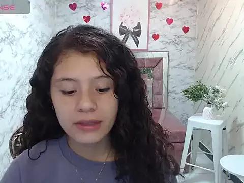 Discover our girls online shows and discover the company of countless livestreamers, with stunning shapes, sex toys and more.