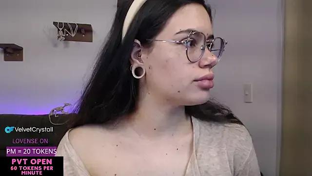 Discover our girls online shows and discover the company of countless livestreamers, with stunning shapes, sex toys and more.