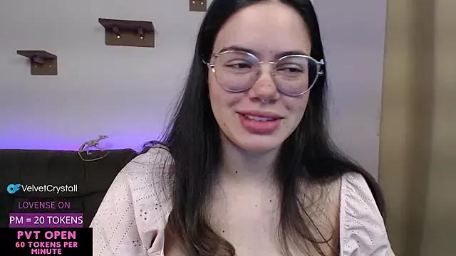 Discover our girls online shows and discover the company of countless livestreamers, with stunning shapes, sex toys and more.