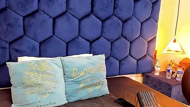 Discover our girls online shows and discover the company of countless livestreamers, with stunning shapes, sex toys and more.