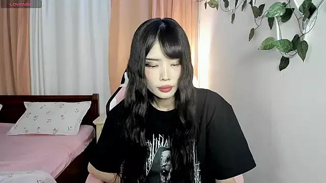 Discover our girls online shows and discover the company of countless livestreamers, with stunning shapes, sex toys and more.