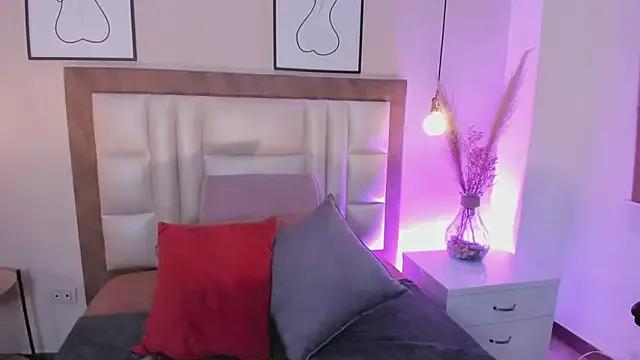 VelvettCrowee from StripChat