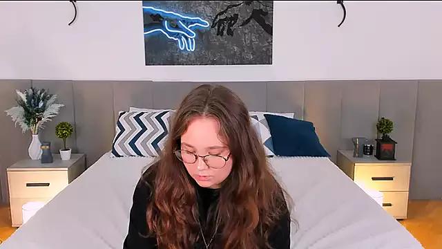 Discover our girls online shows and discover the company of countless livestreamers, with stunning shapes, sex toys and more.