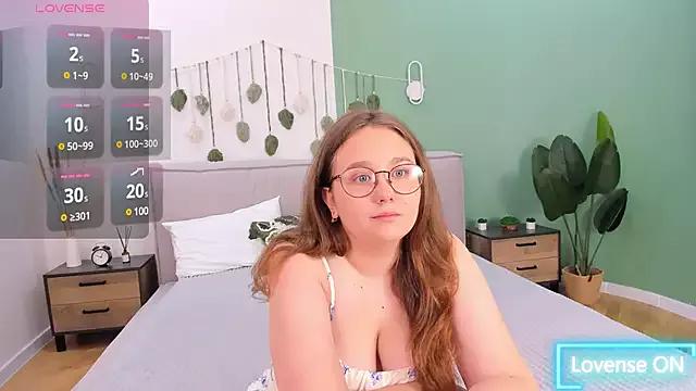 Discover our girls online shows and discover the company of countless livestreamers, with stunning shapes, sex toys and more.