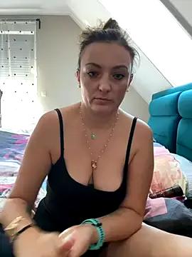 Discover our girls online shows and discover the company of countless livestreamers, with stunning shapes, sex toys and more.