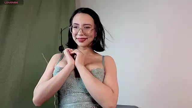Discover our girls online shows and discover the company of countless livestreamers, with stunning shapes, sex toys and more.