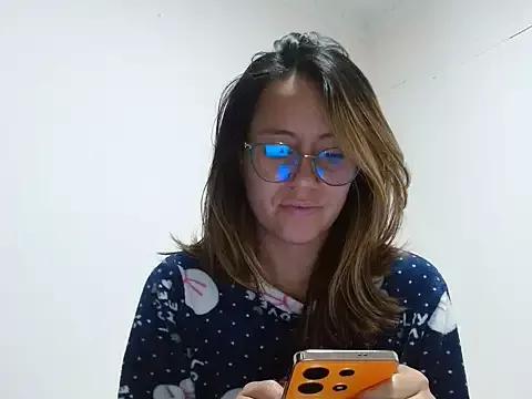 Discover our girls online shows and discover the company of countless livestreamers, with stunning shapes, sex toys and more.