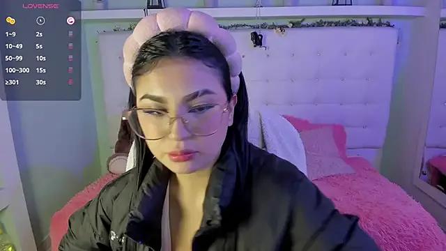 Discover our girls online shows and discover the company of countless livestreamers, with stunning shapes, sex toys and more.