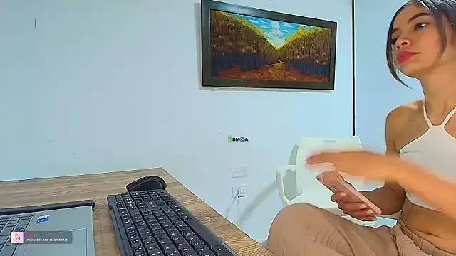 Discover our girls online shows and discover the company of countless livestreamers, with stunning shapes, sex toys and more.