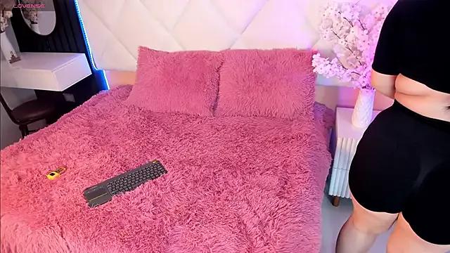Discover our girls online shows and discover the company of countless livestreamers, with stunning shapes, sex toys and more.