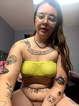 Discover our girls online shows and discover the company of countless livestreamers, with stunning shapes, sex toys and more.