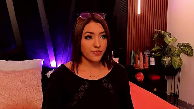 Discover our girls online shows and discover the company of countless livestreamers, with stunning shapes, sex toys and more.